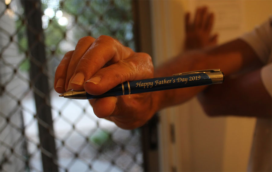 A pen engraved with 'Happy Fathers Day'.